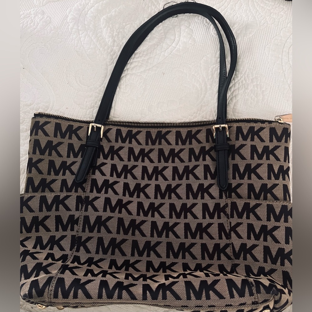 PRE LOVED MICHAELS KORS SHOULDER BAG
BLACK CREAM